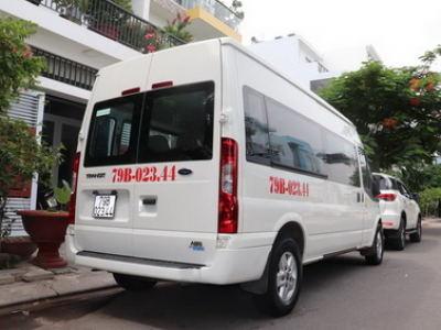 Limousine Ben Tre 9-seat car rental