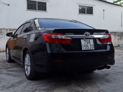 5-seat car rental Toyota Camry Phu Tho